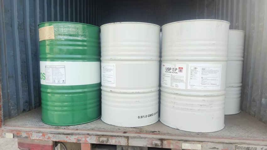 食品級白油和食品級丙二醇發(fā)貨.jpg